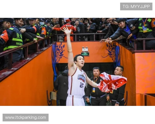 丁彦雨航重返赛场展现顽强拼搏精神引发球迷热烈关注与激情讨论