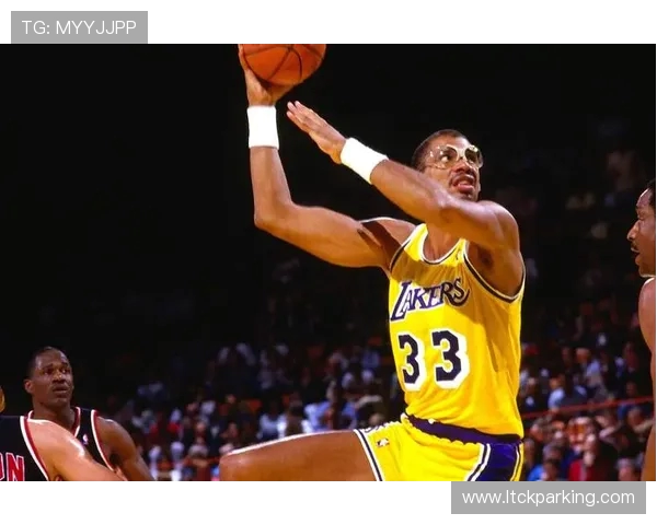 卡里姆·阿布杜尔-贾巴尔：篮球传奇与文化象征的辉煌人生