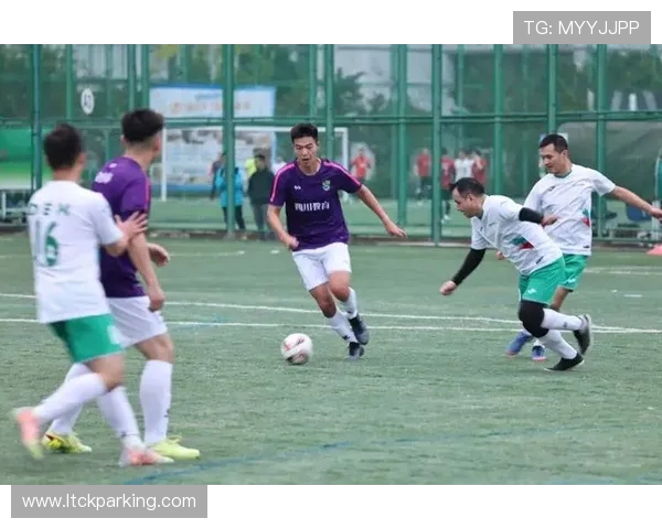 南京足球队荣登足球状态排行榜第一名展现强劲实力与团队合作精神 南京足球队荣登足球状态排行榜第一名展现强劲实力与团队合作精神